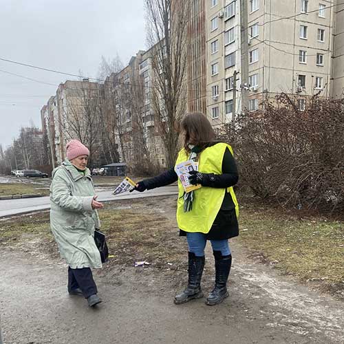 раздача листовок с анонсом открытия